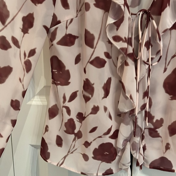 Dynamite semi-sheer flyaway blouse - Picture 4 of 6